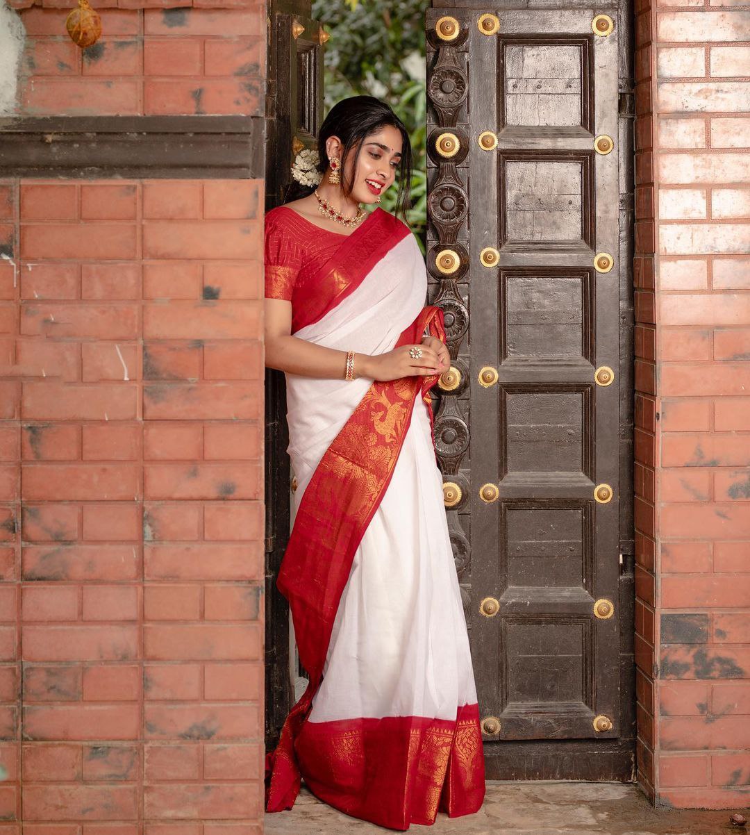 Elegant Off-White Kerala Cotton Saree with Traditional Red & Gold Zari Kanchipuram Style Border